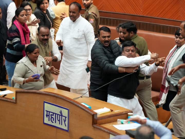 पिछले साल हुए दिल्ली नगर निगम के चुनाव के नतीजे आम आदमी पार्टी के पक्ष में आए और उसके बाद से मेयर का चुना जाना बाकी था. हालांकि, 22 फरवरी को मेयर के रूप में शैली ओबेरॉय को चुन लिया गया लेकिन एमसीडी की स्टैंडिंग कमेटी का चुनाव होना बाकी है.