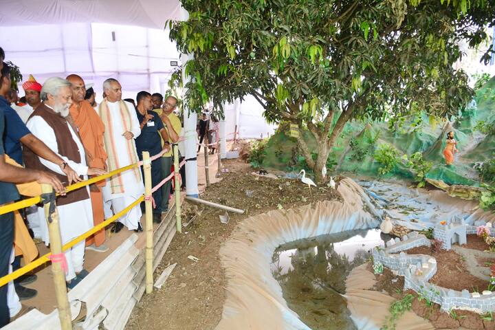 दरम्यान श्री काडसिद्धेश्वर स्वामीजींनी सुमंगलम पंचमहाभूत महोत्सव अंतर्गत घेण्यात आलेले विविध उपक्रम, सेंद्रीय शेती, पंचमहाभूत तत्वांची माहिती देणारी दालने, शासनाच्या विविध विभागांचे स्टॉल्स आदींबाबत माहिती दिली.