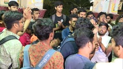 ছাত্র সংসদ নির্বাচনের দাবিতে রাতভর অবস্থানে যাদবপুর বিশ্ববিদ্য়ালয়ের পড়ুয়ারা