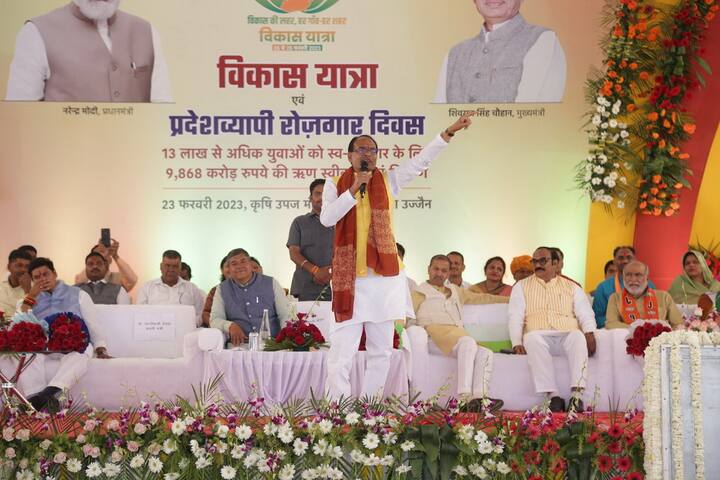 इसमें कालीसिंध नदी पर समकोटा डैम 201 करोड़, शिप्रा नदी पर डैम 112 करोड़, जल जीवन मिशन के 244 करोड़, पेयजल योजना के 16 करोड़ का शिलान्यास किया गया. इसके अलावा 11 करोड़ से अस्पताल का नवीन भवन, 20 करोड़ से सीएम राइस स्कूल, 10 करोड़ से कॉलेज भवन, 38 करोड़ से उद्योग आदि अन्य निर्माण कार्य का शिलान्यास किया गया.