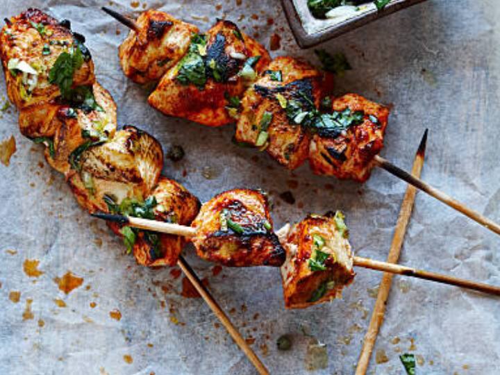 इस आसान रेसिपी को बनाने के लिए सबसे पहले चिकन के टुकड़ों को धो लें. अतिरिक्त पानी निकाल दें और थपथपा कर सुखा लें. बादाम को रात भर या कुछ घंटों के लिए भिगो दें.