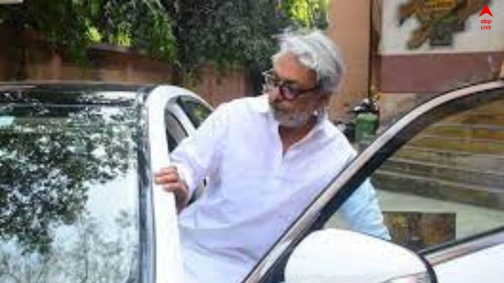 তবে অনেক কিছু না বলেই যে হৃদয় জয় করা যায়, তা নব্বইয়ের দশকেই বুঝিয়ে দিয়েছিলেন বলিউডের এই কালো ঘোড়া।