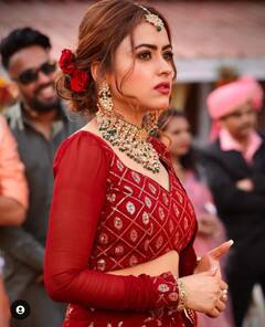 Simi Chahal: ਸਿੰਮੀ ਚਾਹਲ ਨੇ ਲਾਲ ਰੰਗ ਦੇ ਲਹਿੰਗੇ 'ਚ ਤਸਵੀਰਾਂ ਕੀਤੀਆਂ ਸ਼ੇਅਰ, ਫੈਨਜ਼ ਨੇ ਲੁਟਾਇਆ ਖੂਬ ਪਿਆਰ