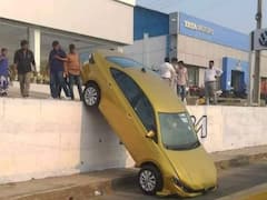 అరెరే, డెలివరీకి మరీ అంత తొందరా - కొత్త లగ్జరీ కారును ఇలా పార్క్ చేశారంటూ మీమ్స్!