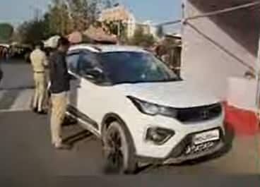 pune bypoll election car carrying Rs 14 lakh was seized in Dalvinagar in Chinchwad Pune Bypoll eletion : चिंचवडमध्ये 14 लाखांची रोकड जप्त; पोटनिवडणुकीच्या पार्श्वभूमीवर रोख रक्कम सापडल्यानं खळबळ