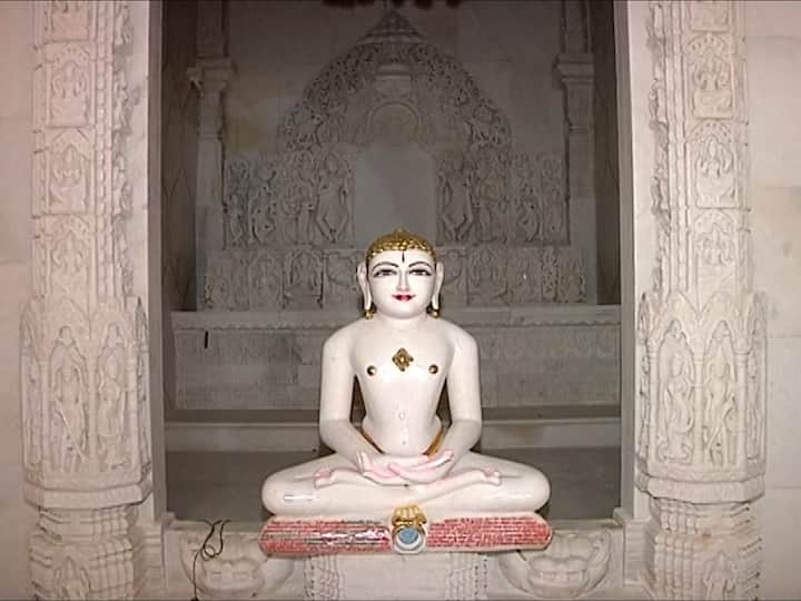 इथल्या प्रत्येक भिंतीवर रेखाटलेले सुंदर आणि वेगवगळे नक्षीकाम येणाऱ्या प्रत्येक भाविकाचे लक्ष वेधून घेते.