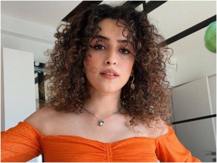 25 फरवरी 1992 के दिन जन्म लेने के बाद दिल्ली की गलियों में पली-बढ़ी सान्या की जिंदगी आसान नहीं रही. ग्रैजुएशन उन्होंने दिल्ली से ही किया और अभिनेत्री बनने के अपने सपने को पूरा करने के लिए मुंबई आ गईं.