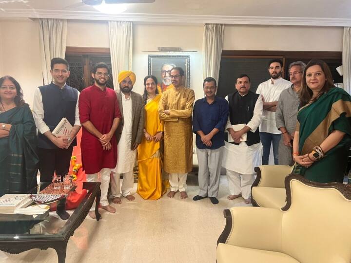 उद्धव ठाकरे और सीएम केजरीवाल दोनों ही बीजेपी के कटु आलोचक हैं. (फोटो क्रेडिट- @AUThackeray)