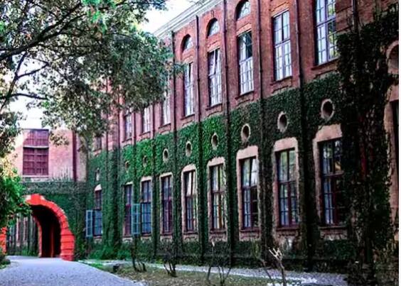 ਦੂਨ ਸਕੂਲ ਭਾਰਤ ਦੇ ਸਭ ਤੋਂ ਪ੍ਰਸਿੱਧ ਅਤੇ ਸ਼ਾਨਦਾਰ ਸਕੂਲਾਂ ਵਿੱਚੋਂ ਇੱਕ ਹੈ। ਭਾਰਤ ਦੇ ਕਈ ਸਿਆਸੀ ਪਰਿਵਾਰਾਂ ਦੇ ਬੱਚੇ ਇੱਥੇ ਪੜ੍ਹਦੇ ਹਨ। ਦੂਨ ਸਕੂਲ ਦਾ ਕੈਂਪਸ 70 ਏਕੜ ਜ਼ਮੀਨ ‘ਤੇ ਫੈਲਿਆ ਹੋਇਆ ਹੈ। ਇੱਥੇ ਹਰ ਵਿਸ਼ੇ ਲਈ ਵੱਖਰੇ ਵਿਭਾਗ ਹਨ। ਹਾਲਾਂਕਿ, ਇੱਥੇ ਵਸੂਲੀ ਜਾਣ ਵਾਲੀ ਫੀਸ ਵੀ ਬਹੁਤ ਜ਼ਿਆਦਾ ਹੈ।