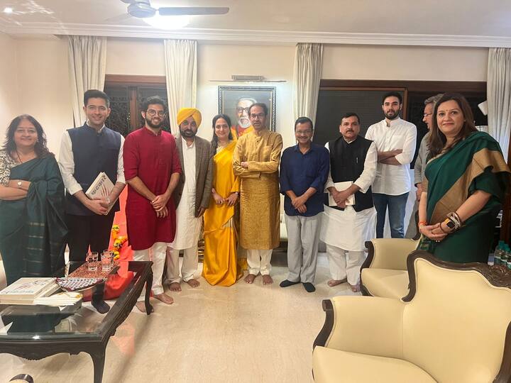 Arvind Kejriwal Meet Uddhav Thackeray: दिल्लीचे मुख्यमंत्री अरविंद केजरीवाल आणि पंजाबचे मुख्यमंत्री भगवंत मान यांनी आज उद्धव ठाकरे यांची भेट घेतली.