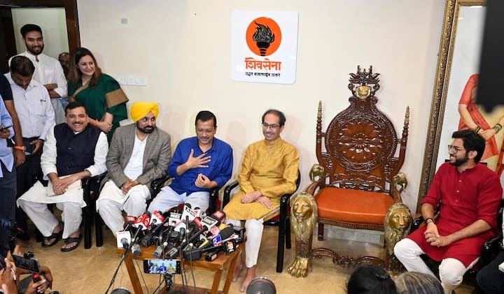 केजरीवाल जब मातोश्री गये तो उस समय उनके साथ उनकी पार्टी के नेता और पंजाब के मुख्यमंत्री भगवंत मान, राज्यसभा सदस्य संजय सिंह और राघव चड्ढा भी थे. (फोटो क्रेडिट- PTI)