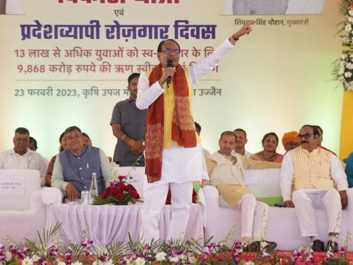 CM Shivraj in Ujjain: विकास यात्रा के दौरान मुख्यमंत्री शिवराज सिंह चौहान ने 1123 करोड़ के निर्माण कार्य का शिलान्यास और लोकार्पण किया. वृद्धा पेंशन में मिलने वाली राशि में भी इजाफा किया गया है.