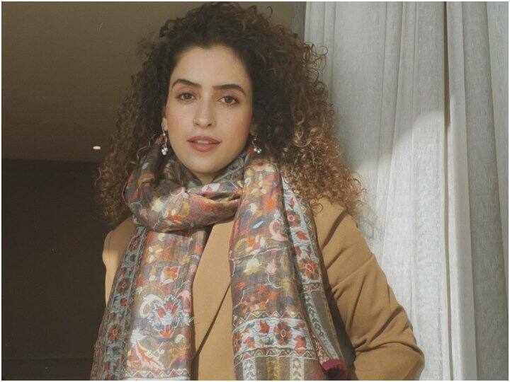 बता दें कि आमिर खान की फिल्म सीक्रेट सुपरस्टार में भी सान्या मल्होत्रा ने काम किया था. इस फिल्म में वह बतौर कोरियोग्राफर जुड़ी थीं.