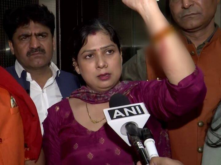 MCD Standing Committee Election: किसी के हाथ से निकला खून तो किसी का गला दबा, कोई धक्का खाकर गिरा, पार्षदों ने लगाए ये आरोप MCD Standing Committee Election AAP and BJP Councillors Alligation For Attack Each Other MCD Standing Committee Election: किसी के हाथ से निकला खून तो किसी का गला दबा, कोई धक्का खाकर गिरा, पार्षदों ने लगाए ये आरोप