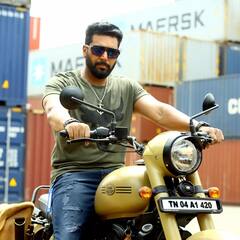 Jayam Ravi : புல்லட் வண்டியில் ஜெயம் ரவி..ரிலீஸிற்கு ரெடியான அகிலன்..வைரலாகும் போட்டோக்கள்!