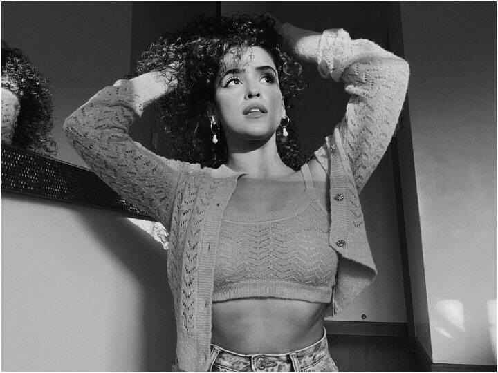 दंगल में आमिर खान के साथ काम करने के बाद सान्या ने उनके प्रॉडक्शन हाउस में बतौर इंटर्न भी काम किया. यहां उन्होंने पोस्ट-प्रॉडक्शन, प्री-प्रॉडक्शन आदि काम सीखे.