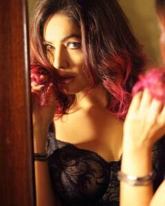 Pooja Bhatt Birthday: પિતાને લિપ કિસ કરીને વિવાદમાં આવી હતી પૂજા ભટ્ટ