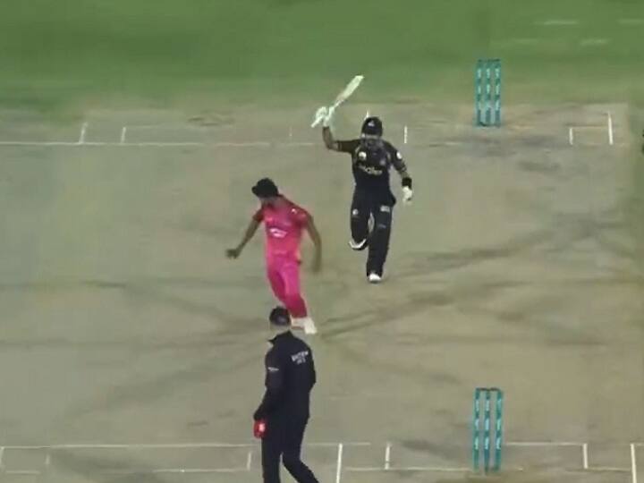 Babar Azam scares Hasan Ali with bat during Peshawar Zalmi vs Islamabad United PSL match Watch: बाबर आजम ने दिखाया बल्ला तो बचकर भागे हसन हली, PSL मुकाबले में दिखा दिलचस्प नजारा