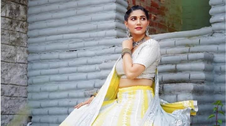 इस तस्वीर में देखा जा सकता है कि सपना चौधरी ने यलो और व्हाइट कंबीनेशन का काफी खूबसूरत लहंगा पहना हुआ है. इसी के साथ-साथ उन्होंने गले में नेकपीस और कानों में काफी खूबसूरत झुमके पहने हैं. साथ ही बहुत ही खूबसूरती से इस लुक को उन्होंने कंप्लीट किया है. (Photo- Instagram)