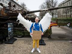 Russia-Ukraine War: रूस और यूक्रेन युद्ध के एक साल होने पर दुनिया से आई ऐसी तस्वीरें, दिया ये संदेश