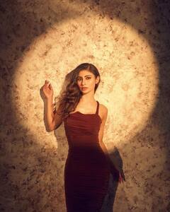 Mouni Roy ने फिर गिराई बिजलियां, ब्राउन ड्रेस में दिखाया अपना जानलेवा फिगर