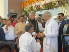 शुरू हुई स्टीयरिंग कमेटी की बैठक, मतभेदों के बीच एक ही बस में पहुंचे गहलोत-माकन