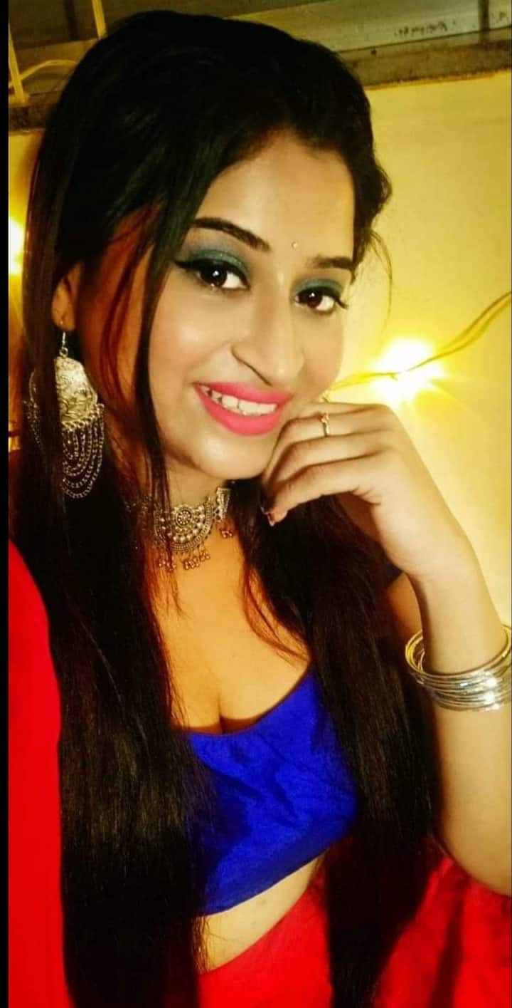 প্রতিবেশীদের দাবি, প্রায়শই তাঁর বাড়ির সামনে দাঁড়িয়ে থাকত বিলাসবহুল গাড়ি। এই গাড়িতে যাতায়াত করতেন হৈমন্তী। কিন্তু হৈমন্তী কী করতেন? কী পেশার সঙ্গে যুক্ত এনিয়ে কোনও মন্তব্য় করতে চায়নি তাঁর পরিবার।