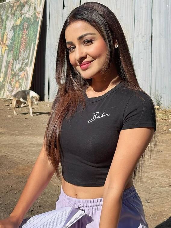 रियल लाइफ में इतनी ग्लैमरस हैं अनुपमा की दुश्मन माया