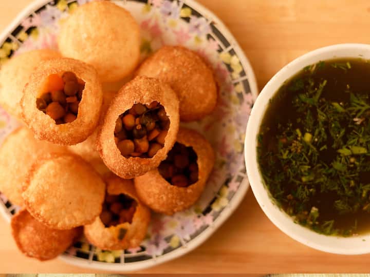 பூரிகளை வீட்டிலேயே செய்யுங்கள், ஏனெனில் அவற்றுக்கு குறைந்த எண்ணெய் தேவைப்படும்,