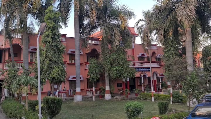 देशभर में जहां 5 रुपये में एक कप चाय नहीं मिलती, वहीं हिस्टोरिकल प्लेस में आपको 5 रुपये में रुकने का मौका मिल सकता है. मध्य प्रदेश के खंडवा में ऐतिहासिक इस प्लेस में रुकने के लिए सिर्फ 5 रुपये देने होंगे. शाही ठाट-बाट और उम्दा व्यवस्था के बीच रहना आखिर किसे पसंद नहीं है, इसके लिए शौकीन लोग हजारों रुपये तक खर्च करते हैं. शाही सुविधाओं से लैस सराय गरीबों की पहुंच में कहा होती है, लेकिन मध्य प्रदेश के खंडवा में एक ऐसी शाही सराय है, जहां अमीर-गरीब सब एक ही माने जाते हैं. एक ही काउंटर पर उन्हें कतार में लगना होता है और बुकिंग करवाना होती है.