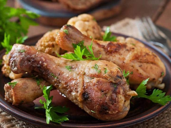 मुर्ग जहांगीरी आपकी स्वाद कलियों को सातवें आसमान पर ले जाने के लिए एकदम सही रेसिपी है. अदरक-लहसुन पेस्ट, टिक्का मसाला, दही और ताजी क्रीम के साथ. कुछ सरल चरणों में इस सुपर आसान मेन डिश रेसिपी को तैयार करें. आप इस शानदार रेसिपी को किटी पार्टी, पॉट लक, बुफे या किसी अन्य पारिवारिक मिलन समारोह जैसे अवसरों पर परोस सकते हैं. इसे चपाती या गर्म चावल के साथ परोसा जा सकता है.