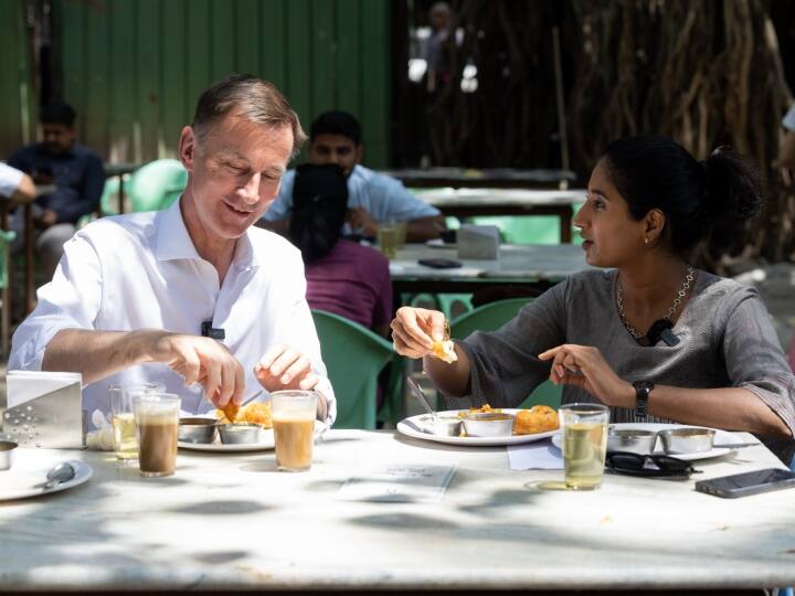 यूके के वित्त मंत्री जेरेमी हंट के साथ कॉमेडियन श्रद्धा ने खाया डोसा, देखें तस्वीर