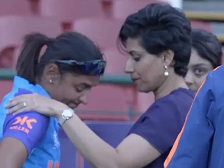 Harmanpreet Kaur meet ex India captain Anjum Chopra after Semifianl loss to Australia Video INDW vs AUSW Watch: सेमीफाइनल हारने के बाद अंजूम चोपड़ा के गले लगकर रोने लगी हरमनप्रीत, पूर्व भारतीय कप्तान ने बताई पूरी कहानी