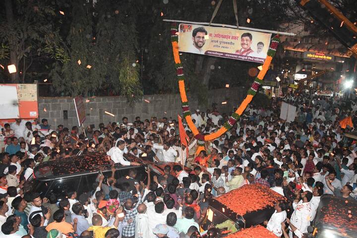 त्यांच्यावर पुष्पवृष्टी करण्यात आली.