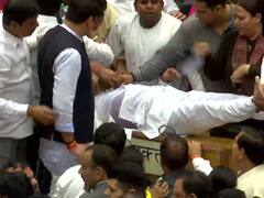 Watch: 'अखाड़ा' बना एमसीडी सदन, हंगामे के दौरान AAP-BJP के पार्षदों के बीच हुई मारपीट, एक की बिगड़ी तबीयत