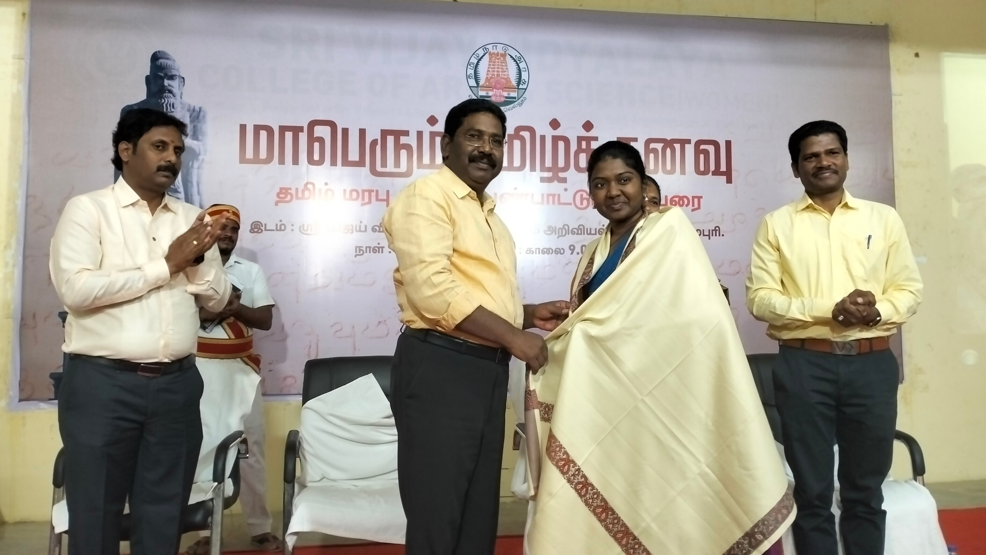 தருமபுரி: ‘தமிழ் கனவு’ நிகழ்ச்சியில் கேள்விகளை எழுப்பிய  மாணவர்களுக்கு ஆட்சியர் பரிசு