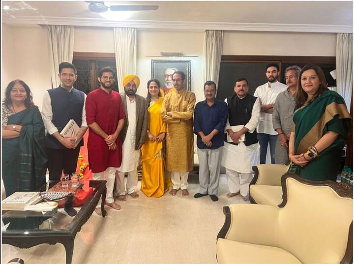 આ દરમિયાન ઉદ્ધવ ઠાકરેના પુત્ર અને મહારાષ્ટ્રના પૂર્વ મંત્રી આદિત્ય ઠાકરે પણ હાજર હતા.