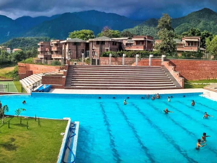 कैसिगा स्कूल देश की देवभूमि कहे जाने वाले प्रदेश उत्तराखंड के देहरादून में स्थित है. खूबसूरत हरियाली की चादर में लिपटे इस स्कूल में पूरी दुनिया के बच्चे पढ़ने आते हैं. यहां का स्टेडियम किसी क्रिकेट के मैदान से कम नहीं हैं. यहां बच्चों को हर हाईक्लास और हाइटेक सुविधा दी जाती है.