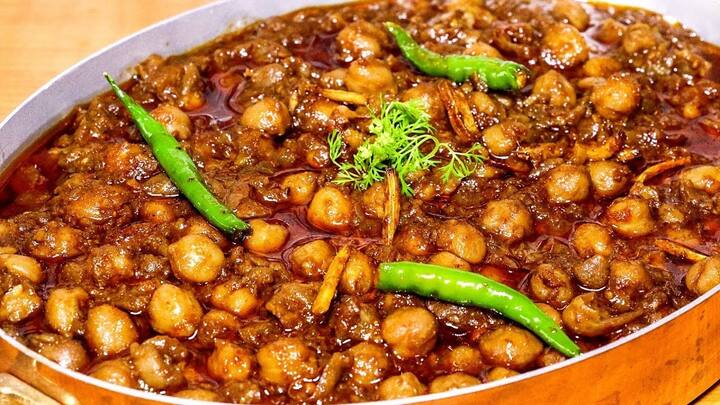 જો તમે રાત્રે સૂતા પહેલા ચણાના લોટની વાનગીઓ, કાળા ચણા, બ્રોકોલી, રાજમા, ચણા, કોબી અને કોબીજ ખાઓ તો તે પચવામાં સમય લાગે છે. સંપૂર્ણ પાચન ન થવાના કારણે ગેસ્ટ્રિકની સમસ્યા થવા લાગે છે.