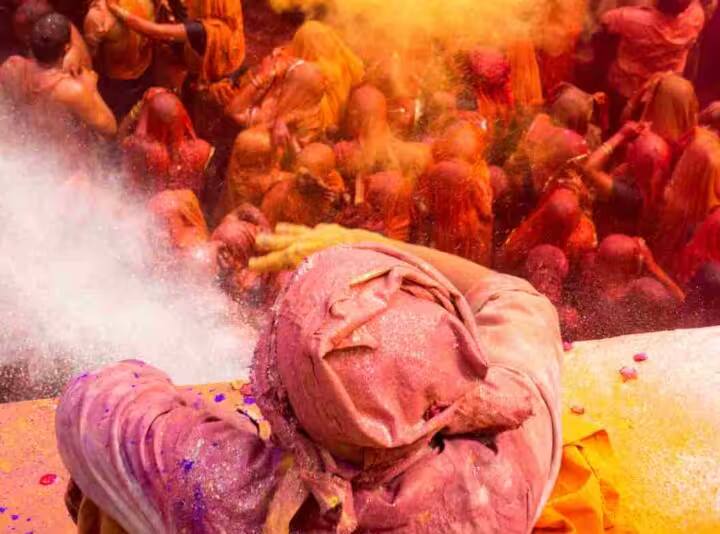 Braj ki Holi: ब्रज की होली को और खास बनाने के लिए जुटे मथुरा जेल में बंद कैदी, तैयार कर रहे खास गुलाल Braj ki Holi 2023 Prisoners making colors in Mathura Jail Braj ki Holi: ब्रज की होली को और खास बनाने के लिए जुटे मथुरा जेल में बंद कैदी, तैयार कर रहे खास गुलाल