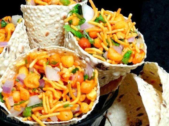 पापड़ को आधा काटें और नॉन-स्टिक तवे पर भूनें. एक बार पकने के बाद, प्रत्येक आधे को एक कोन में मोड़ें और उन्हें कुछ सेकंड के लिए रोक कर रखें ताकि वे अपने आकार को बनाए रखें. तैयार स्टफिंग को कोन में भरकर सर्व करें.