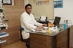 90 वर्षीय महिलेच्या डोळ्यातून डॉक्टरांनी काढला 15 सेमी लांबीचा जंत, चिपळूणमध्ये यशस्वी शस्त्रक्रिया