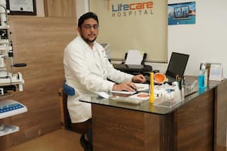 Health News : 90 वर्षीय महिलेच्या डोळ्यातून डॉक्टरांनी काढला 15 सेमी लांबीचा जंत, चिपळूणमध्ये यशस्वी शस्त्रक्रिया