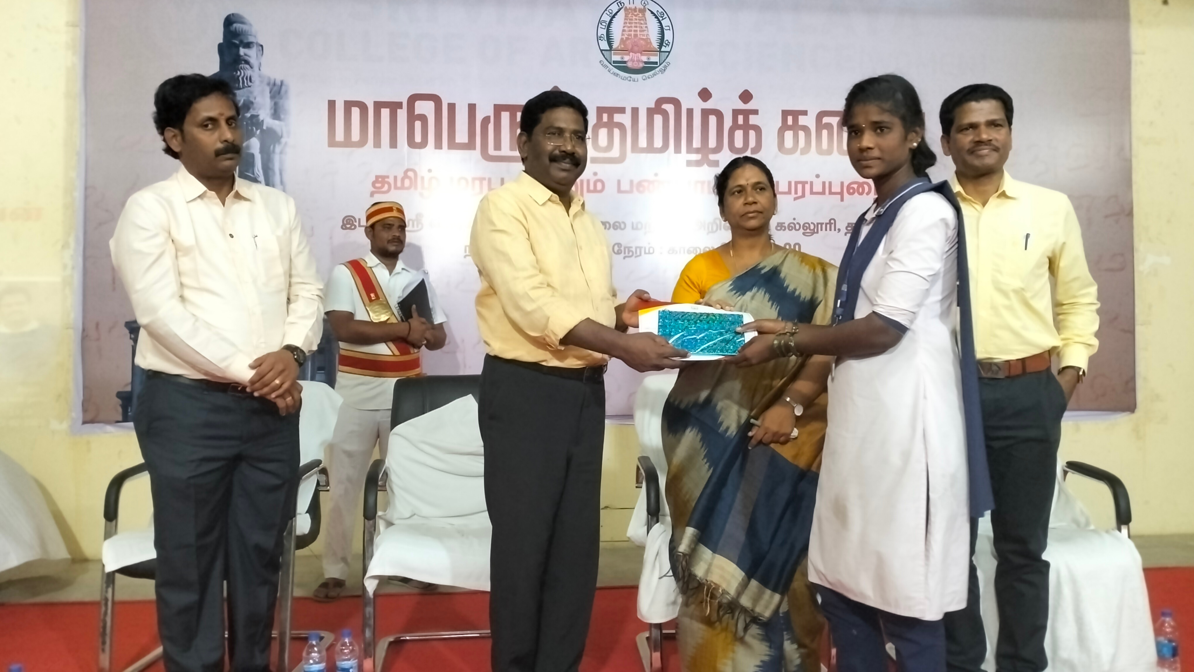 தருமபுரி: ‘தமிழ் கனவு’ நிகழ்ச்சியில் கேள்விகளை எழுப்பிய  மாணவர்களுக்கு ஆட்சியர் பரிசு