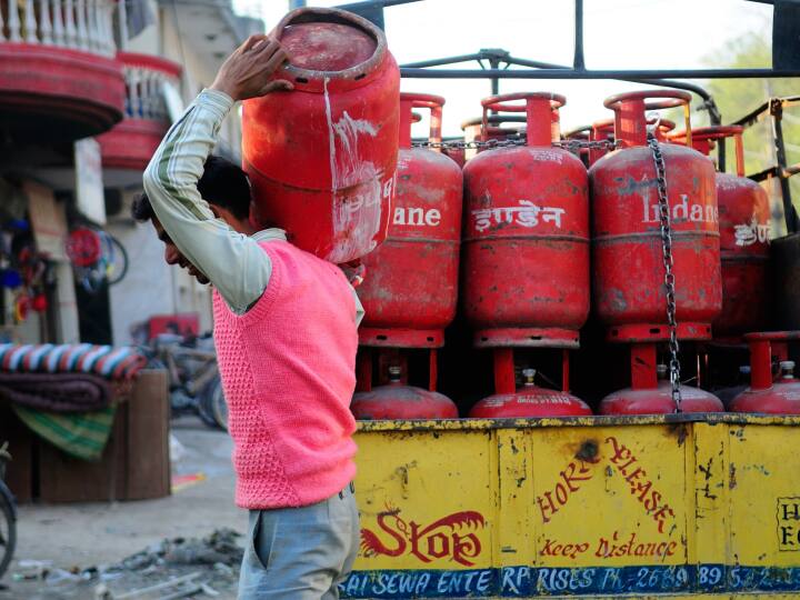 gujarat budget 2023 People will get two free gas cylinders every year under Ujjwala scheme announced in budget Gujarat Budget 2023: गुजरात में उज्ज्वला योजना के तहत हर साल मुफ्त मिलेगा दो-दो गैस सिलेंडर, बजट में हुआ एलान