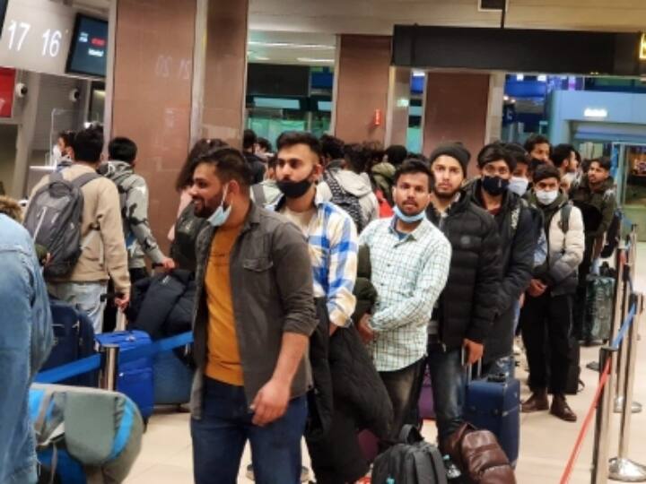 Lucknow UP medical students returning Ukraine From India to complete their studies Lucknow News: पढ़ाई पूरी करने के लिए यूक्रेन लौट रहे यूपी के छात्र, 1400 स्टूडेंट आये थे वापस