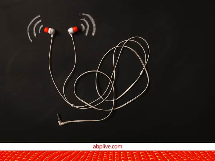 know when were First earphone and headphone invented how they look details आज 40-50 रुपये में मिल जाने वाले Earphone की शुरुआत ऐसे हुई थी, पहला Earphone ऐसा दिखता था  