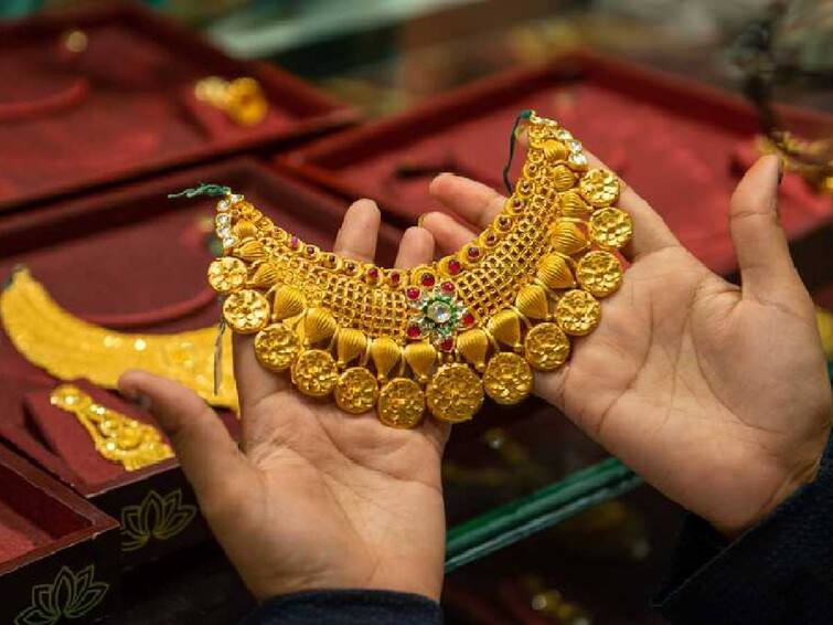 Gold Silver Price  Today february 24th gold silver price today in chennai Gold, Silver Price: ஹாப்பி சேவிங்ஸ் மக்களே.. தொடர்ந்து குறையும் தங்கத்தின் விலை.. இன்றைய தங்கம் வெள்ளி விலை நிலவரம் இதோ..