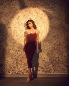 Mouni Roy ने फिर गिराई बिजलियां, ब्राउन ड्रेस में दिखाया अपना जानलेवा फिगर