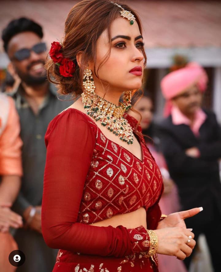 ਹਾਲ ਹੀ 'ਚ ਸਿੰਮੀ ਚਾਹਲ ਨੇ ਸੋਸ਼ਲ ਮੀਡੀਆ 'ਤੇ ਆਪਣੀਆਂ ਨਵੀਆਂ ਤਸਵੀਰਾਂ ਸ਼ੇਅਰ ਕੀਤੀਆਂ ਹਨ, ਜਿਨ੍ਹਾਂ ਨੂੰ ਦੇਖ ਫੈਨਜ਼ ਦੇ ਦਿਲ ਦੀਆਂ ਧੜਕਣਾਂ ਕਾਫੀ ਵਧ ਗਈਆਂ ਹਨ।